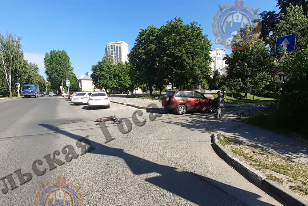 На улице Болдина в Туле автоледи на Vortex Tingo сбила 17-летнего парня на электросамокате