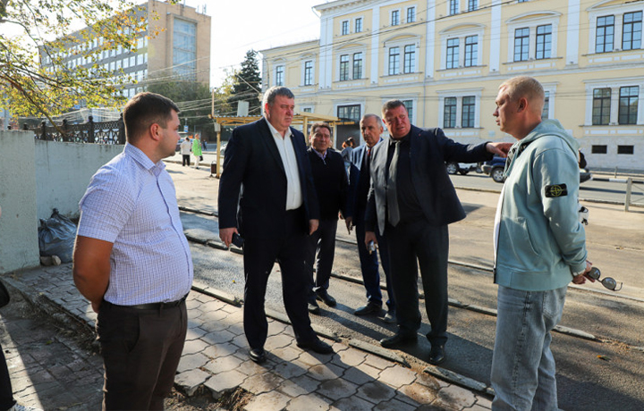 В Туле отремонтировали стену в сквере Коммунаров