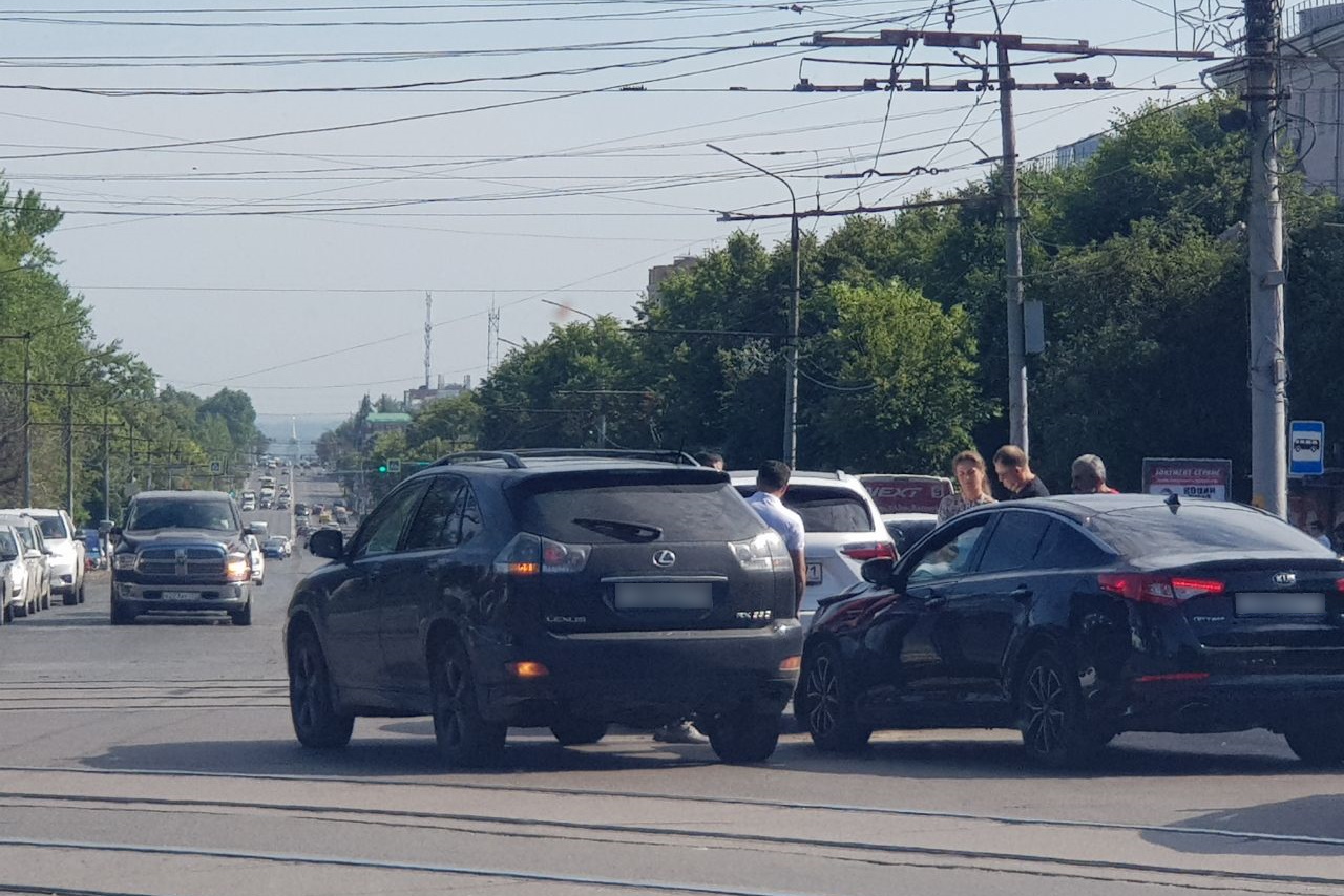 На перекрестке улицы Станиславского и проспекта Ленина в Туле произошло тройное ДТП
