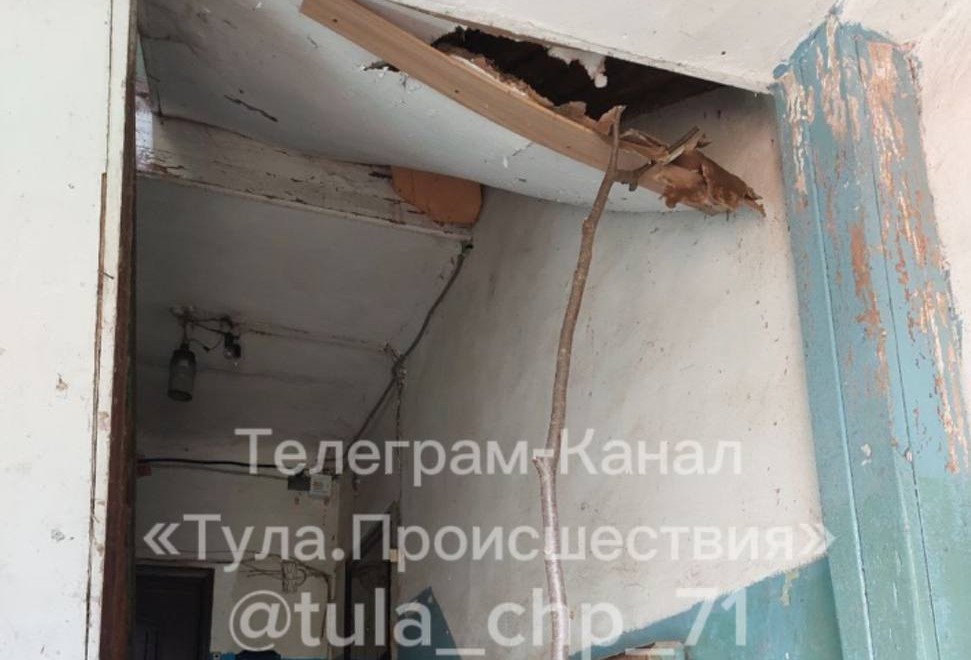 В многоквартирном доме в щекинском поселке обваливается потолок в подъезде