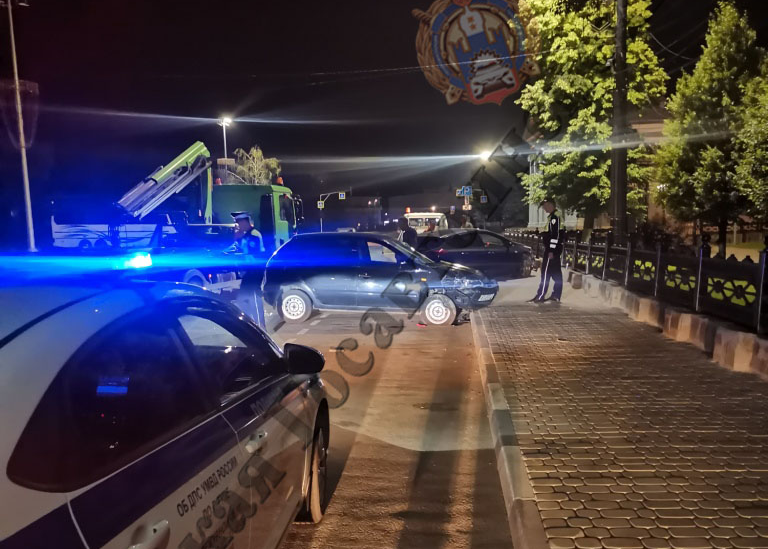 В Туле водитель Lada Kalina врезался в припаркованный автомобиль, а после — в забор
