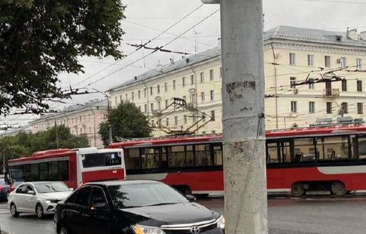 В Туле на проспекте Ленина столкнулись автобус и трамвай