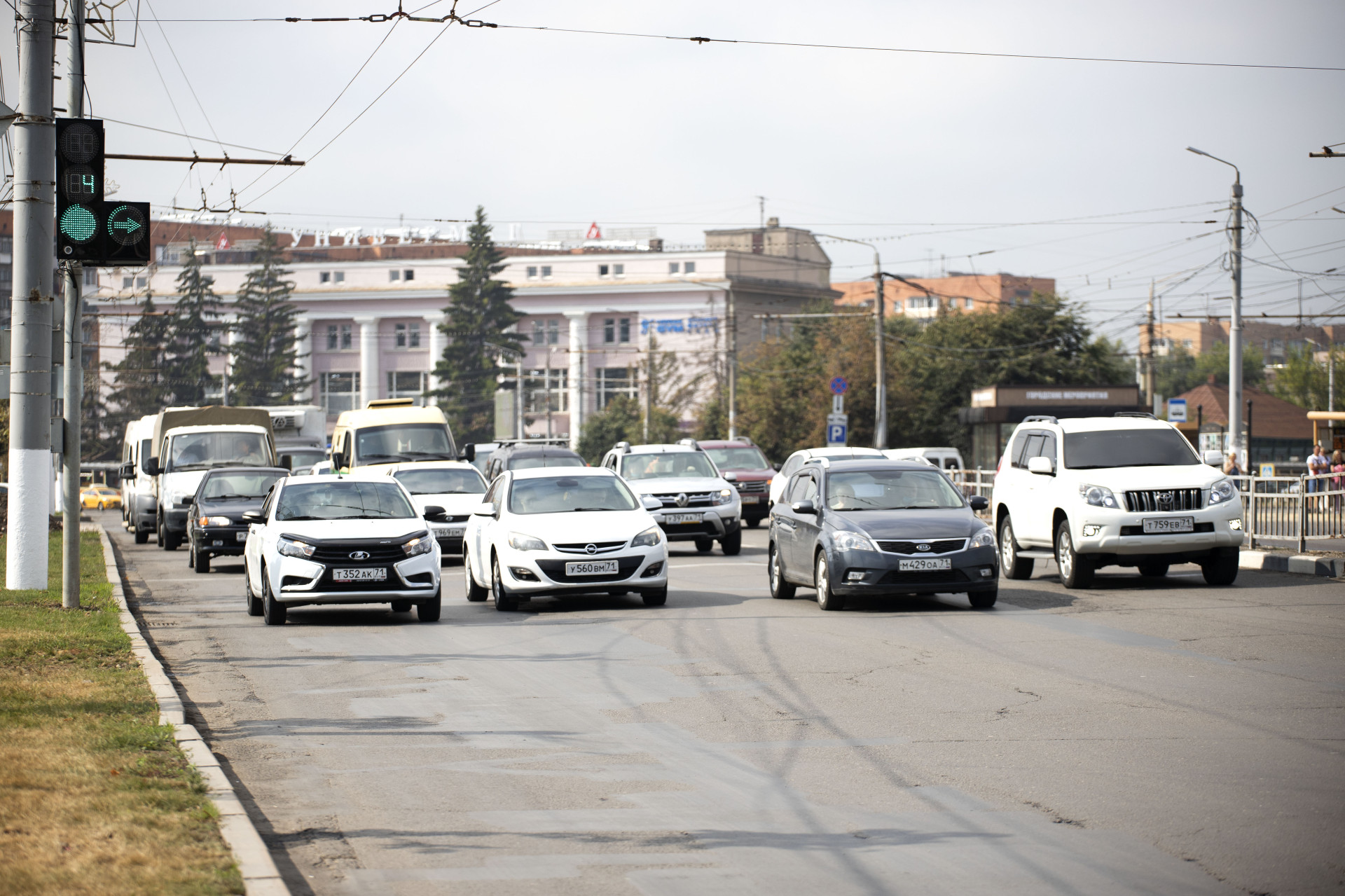 Автоинструктор рассказал, почему нельзя управлять двумя ногами машиной с "автоматикой"