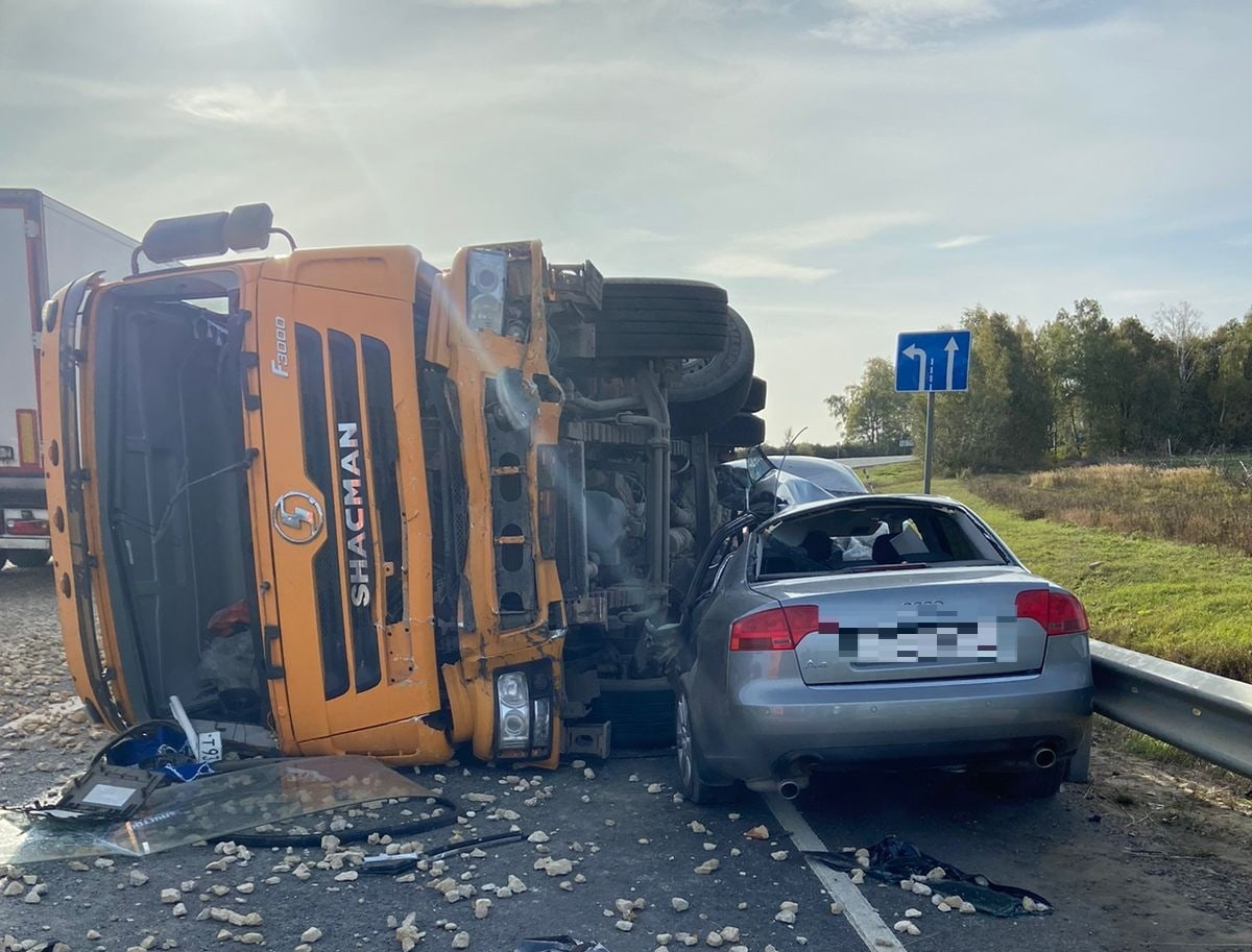В ДТП с самосвалом на трассе в Тульской области погиб водитель Audi