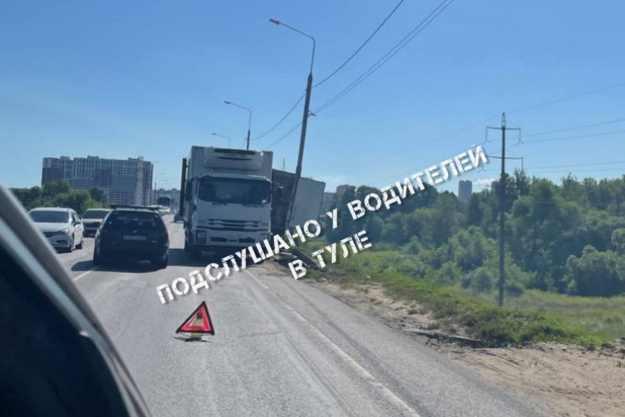 На Калужском шоссе в Туле собралась пробка из-за ДТП с фурой