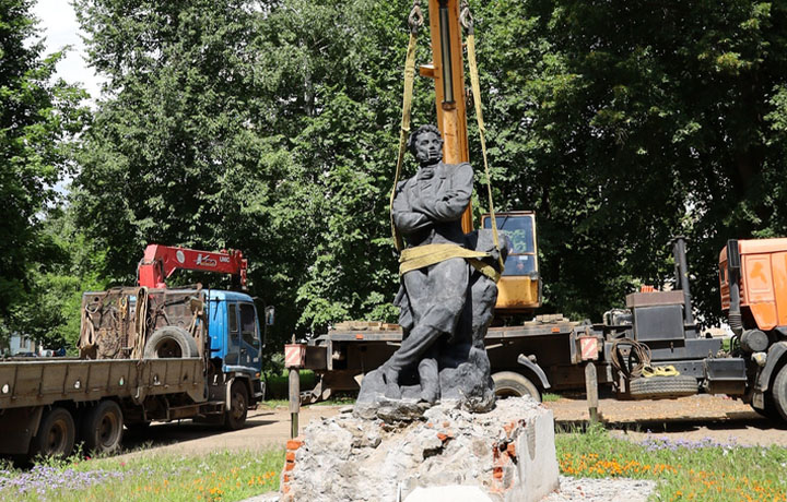 В Новомосковске демонтировали старый памятник Александру Пушкину