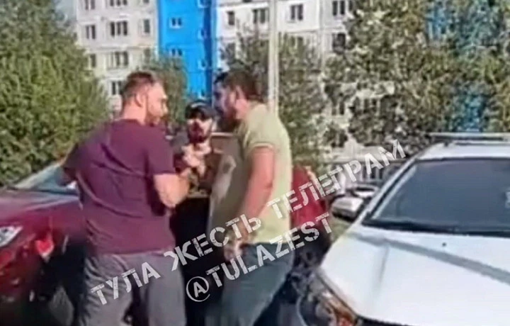 В Туле мужчину избили из-за перекрытия въезда во двор: одного подозреваемого посадили под домашний арест