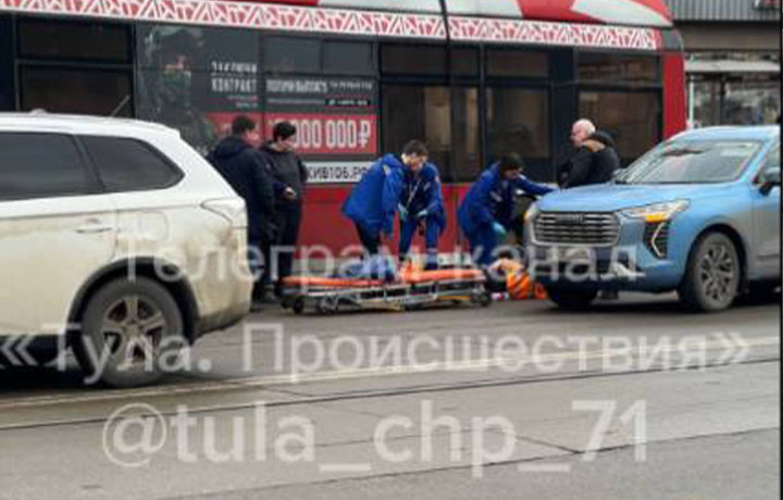 Водителя троллейбуса сбила машина на дороге в Туле