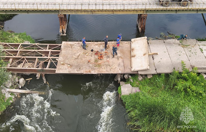 В Дубенском районе спасатели МЧС разбирают аварийный мост