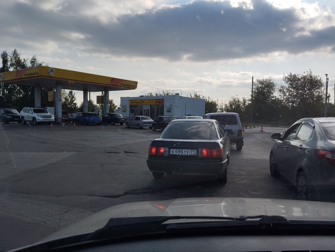 На одной из кимовских АЗС очевидцы засняли очередь за бензином