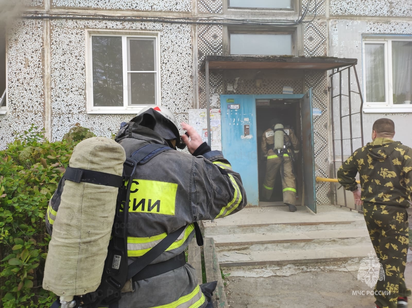 Сотрудники МЧС эвакуировали из горящего дома в городе Щекино 14 человек —  ТСН 24