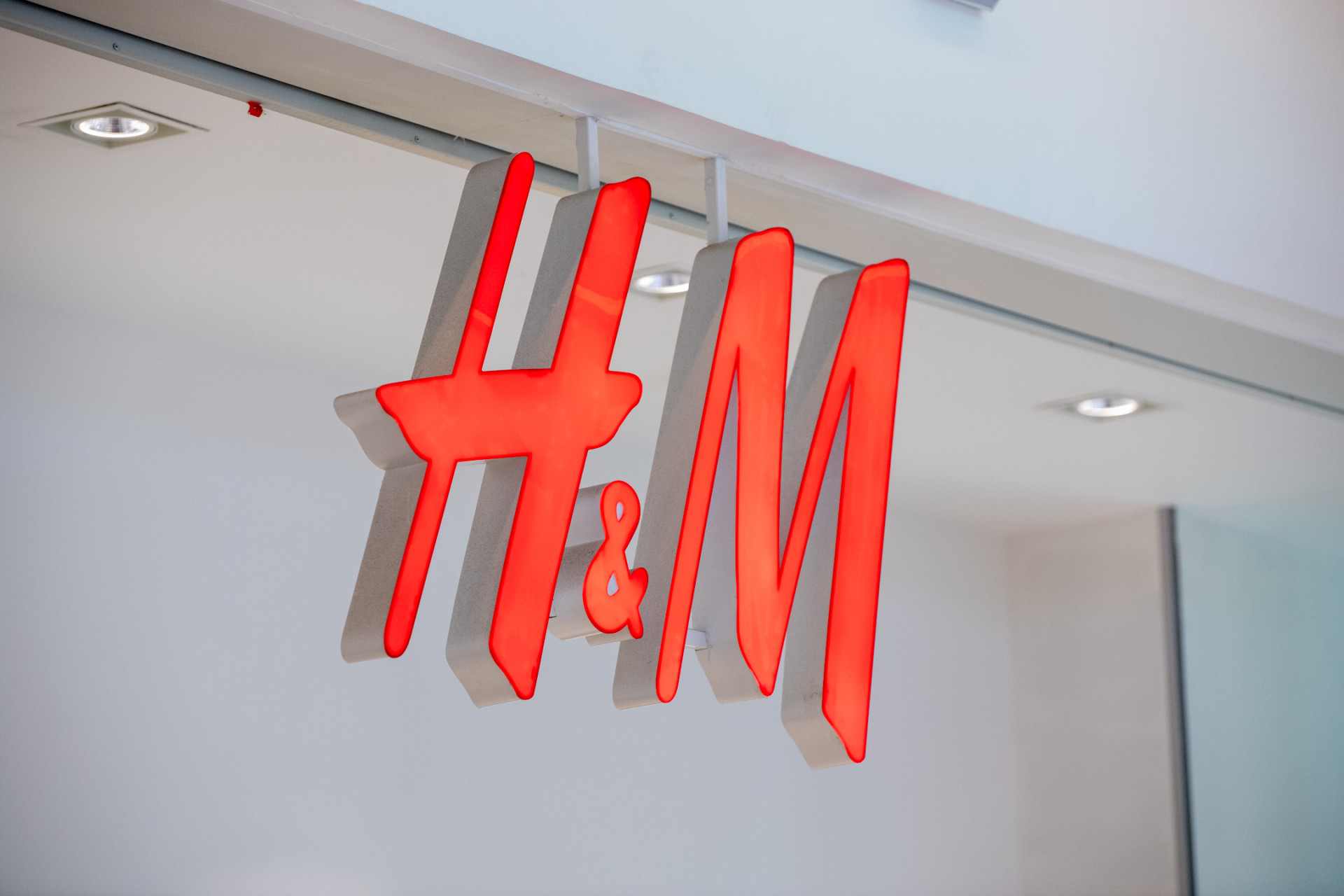 K m начало начал. H&M. OZON Добавил на полки  товары из h&m.