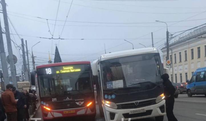 В Туле столкнулись два автобуса