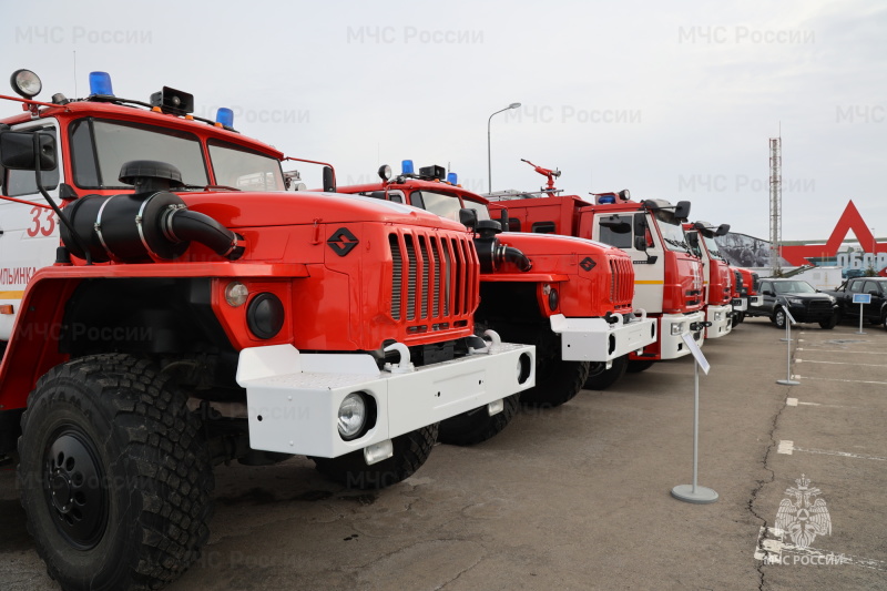 Глава МЧС России Куренков передал тульским пожарным новую спецтехнику