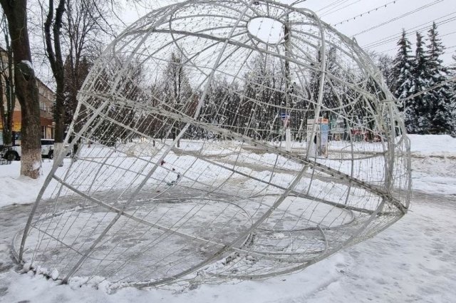 На улице Комсомольской в Новомосковске вандалы испортили новогодний шар