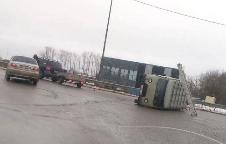 Под Новомосковском опрокинулась "буханка"