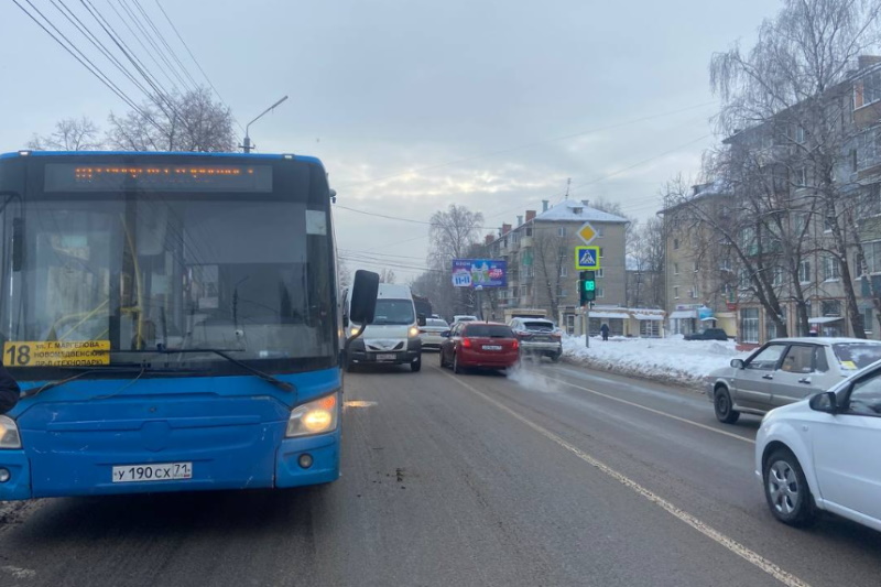 Автобус и машина скорой помощи устроили ДТП на улице Кутузова в Туле