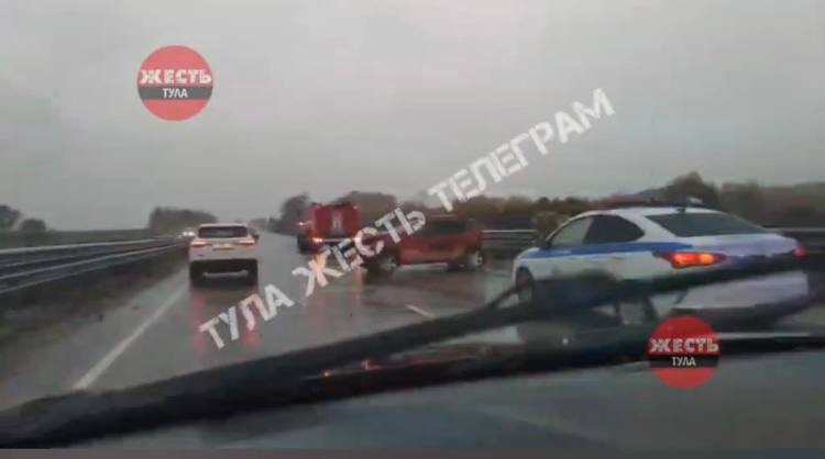 На автодороге Тула - Новомосковск Ленинского района Тульской области женщина въехала в ограждение