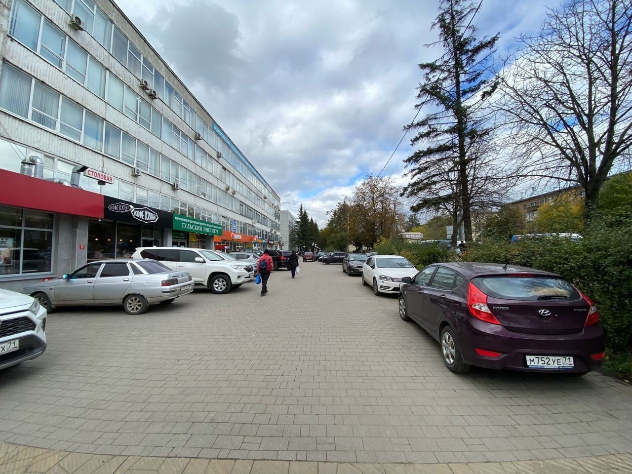 В Туле тротуар на остановке «Педуниверситет» в Туле заставлен автомобилями: туляки просят их убрать