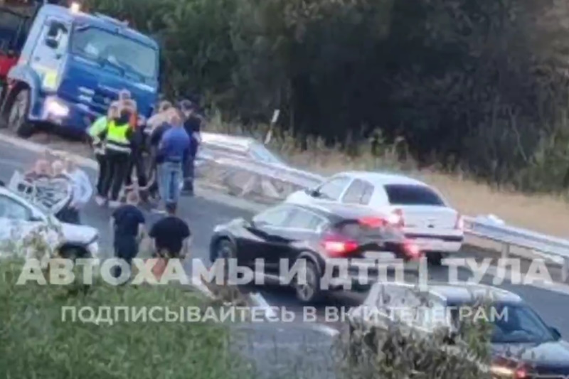 Две иномарки и "КамАЗ" столкнулись на трассе М-2 под Тулой