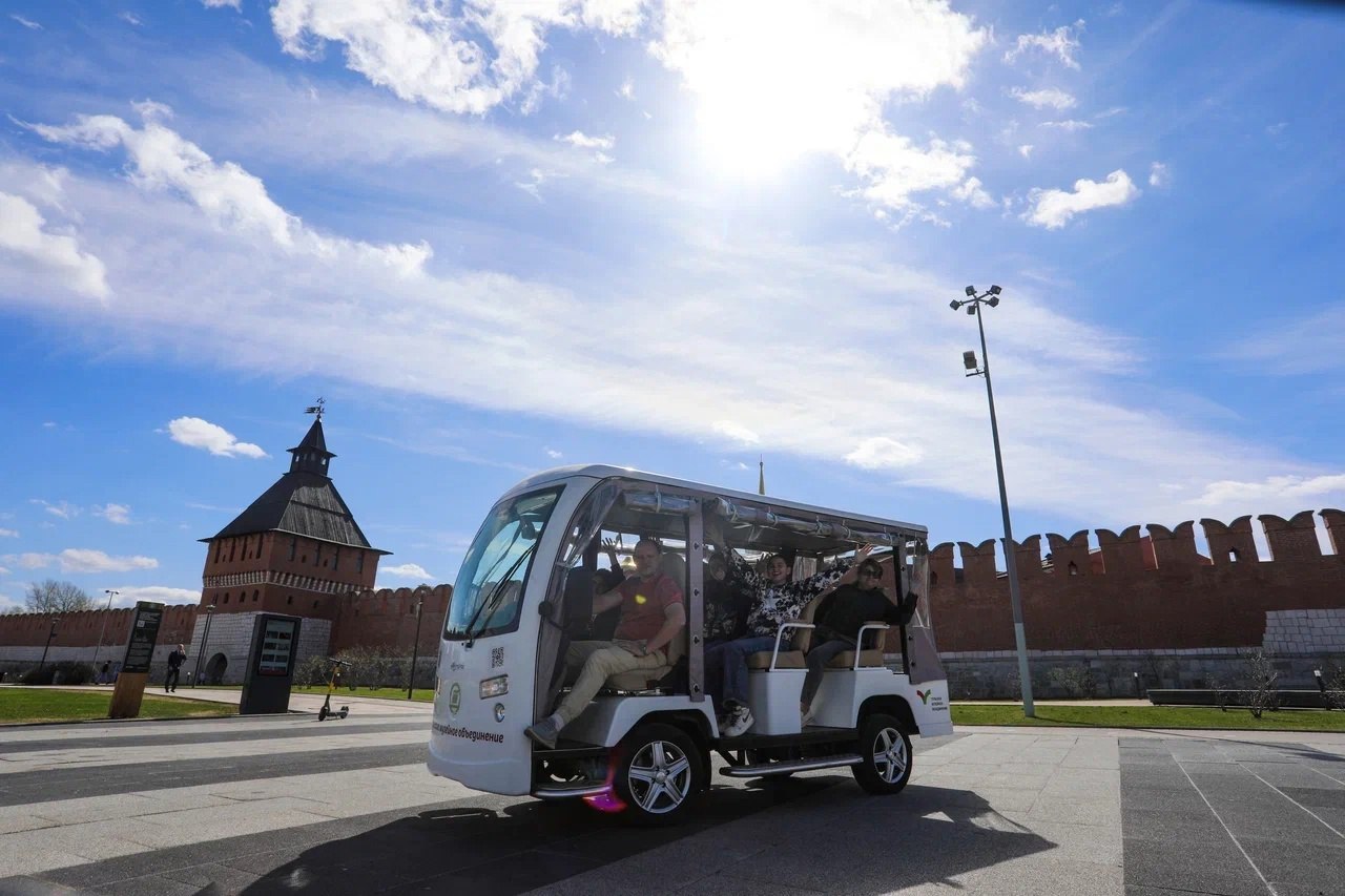 В Туле проводятся экскурсии по городу на электромобиле "Муравей"