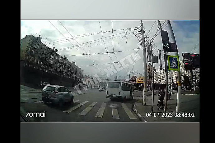 На пересечении Красноармейского проспекта и улицы Советской в Туле автолайн нарушил ПДД