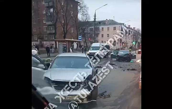 В ДТП на перекрестке улиц Волкова и Металлургов в Туле пострадали два человека