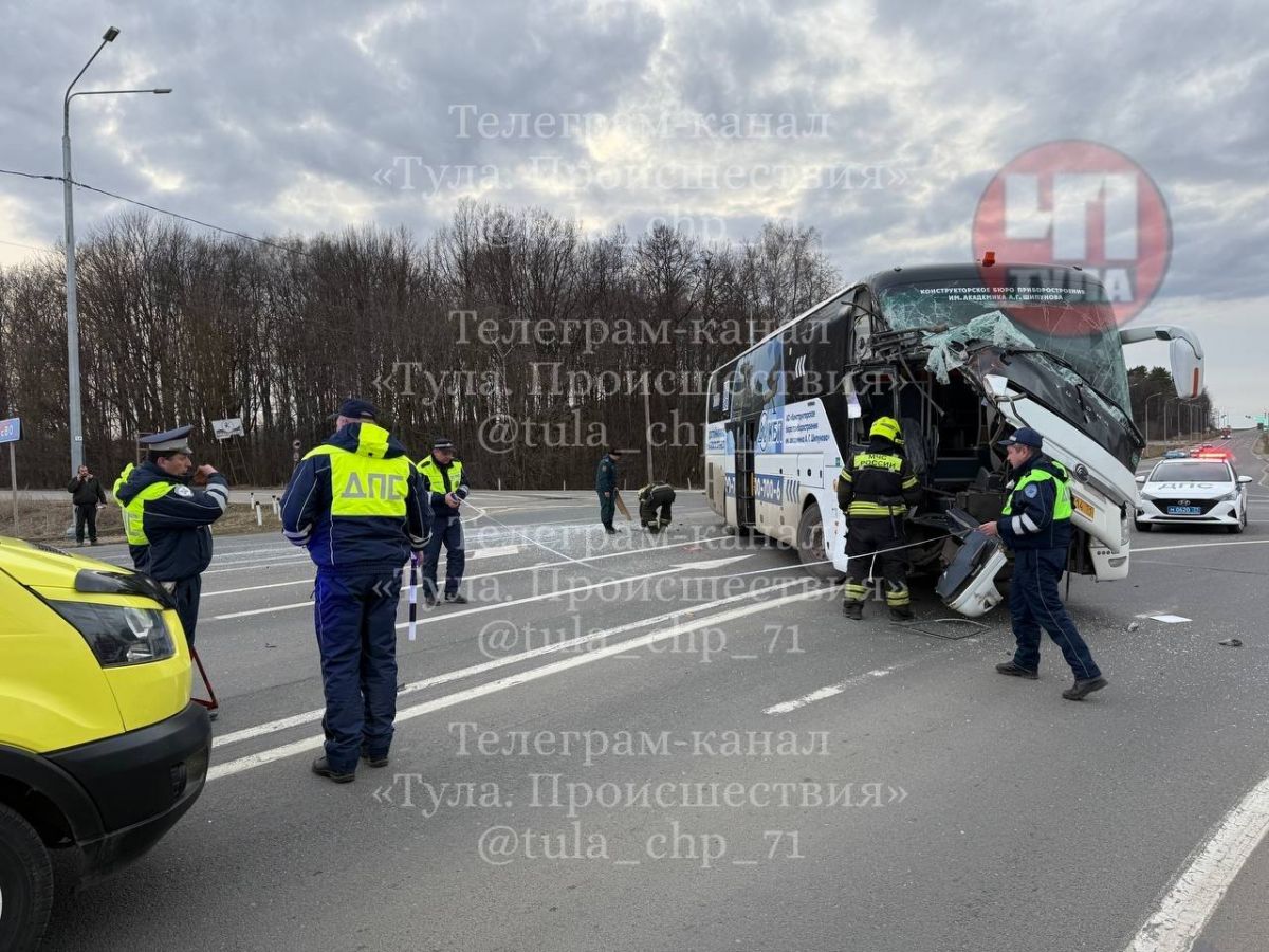 Автобус с рабочими попал в аварию под Тулой