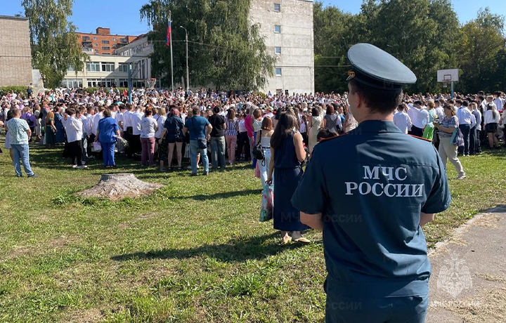 Спасатели МЧС обеспечили в тульских школах пожарную безопасность в День знаний