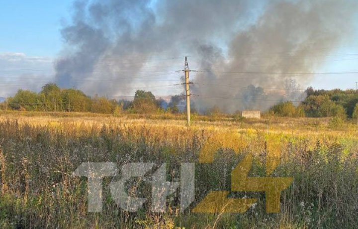 В тульском Заречье спасатели тушат пожар на поле