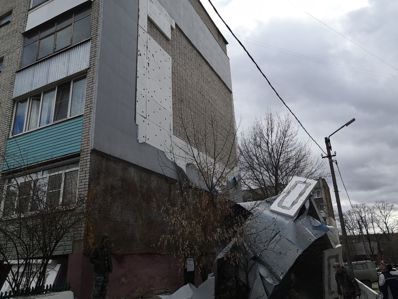 В тульском Скуратово из-за сильного ветра оторвало фасад на многоэтажке —  ТСН 24