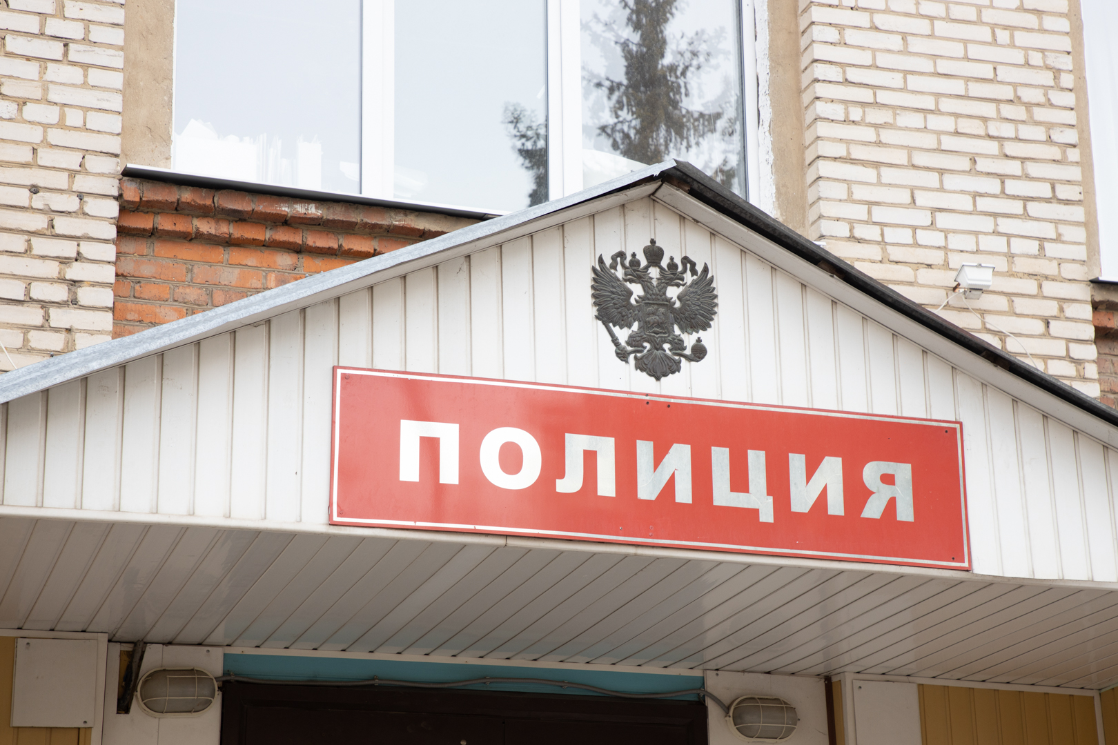 Комплектовщик и официантка из Богородицкого района украли дорожный знак