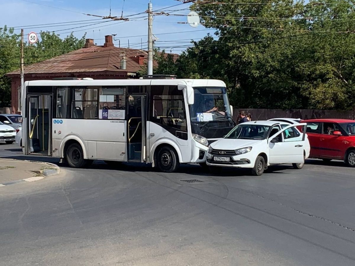 В Туле столкнулись пассажирский автобус и легковой автомобиль