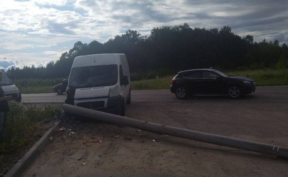 Фургон врезался в столб на Одоевском шоссе в Туле