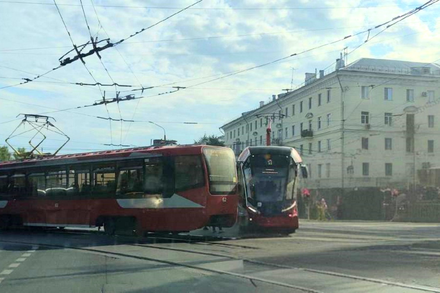 Автомобиль и трамвай столкнулись на проспекте Ленина в Туле
