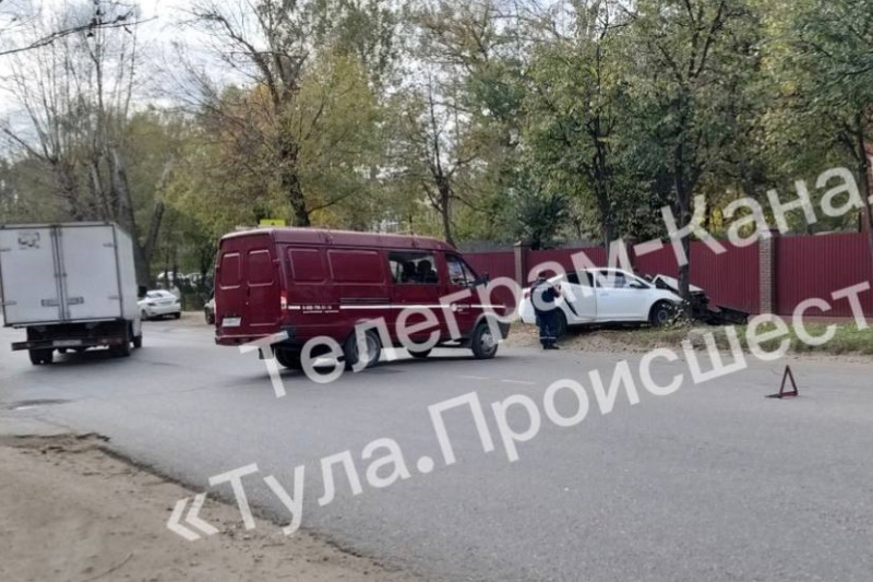 Иномарка врезалась в дерево на улице Кирова в Туле
