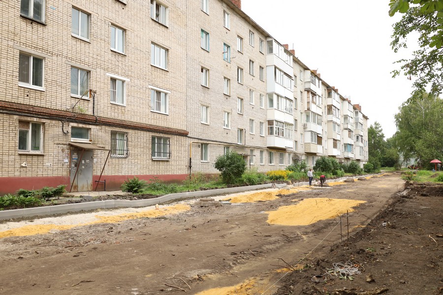 В Новомосковске продолжаются работы по благоустройству дворов