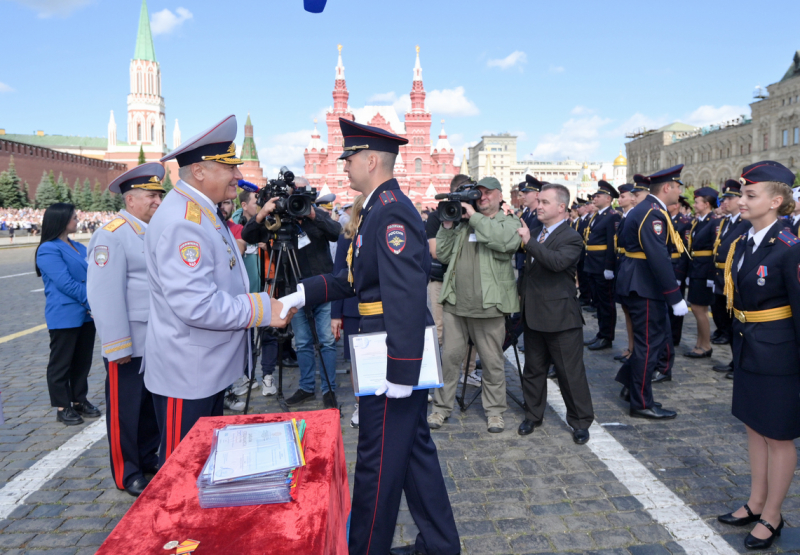 Туляк на Красной площади получил диплом Московского университета МВД России