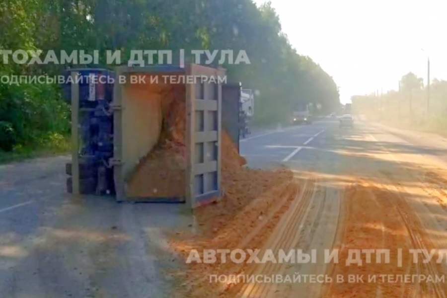 В Узловой перевернулся самосвал с песком