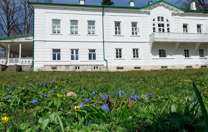 На станцию «Козлова засека» в Ясной поляне приехал «Поезд памяти»