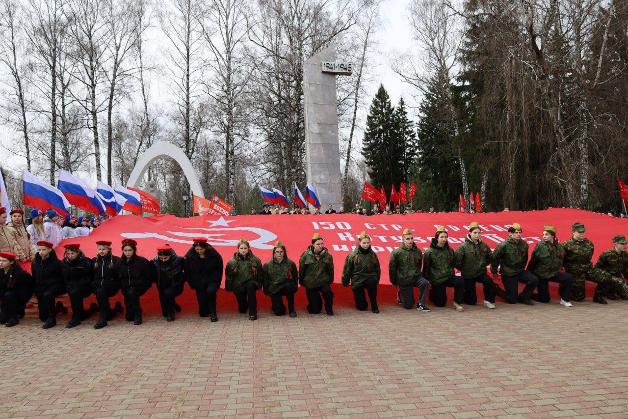 В Новомосковске растянули 20-метровую копию Знамени Победы