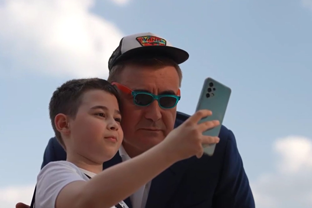 В День защиты детей правительство показало яркие моменты общения губернатора Алексея Дюмина с юными туляками