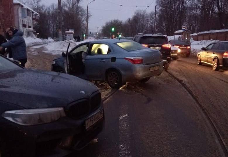 На улице Михеева в Туле столкнулись три авто
