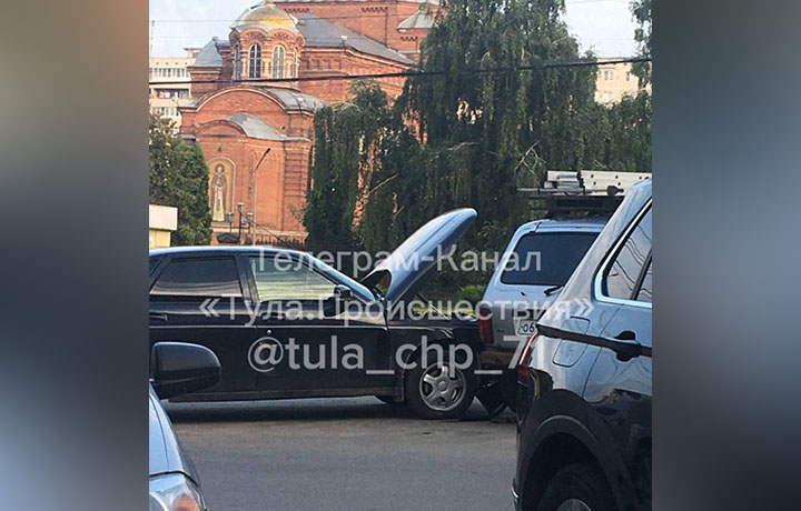 Два автомобиля столкнулись на улице Октябрьской в Туле