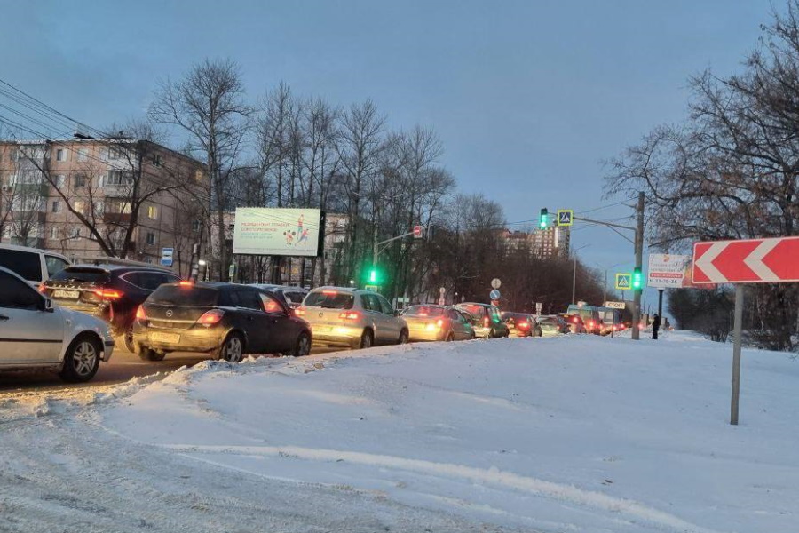 ﻿На улице Рязанской в Туле собралась пробка из-за сломавшейся фуры