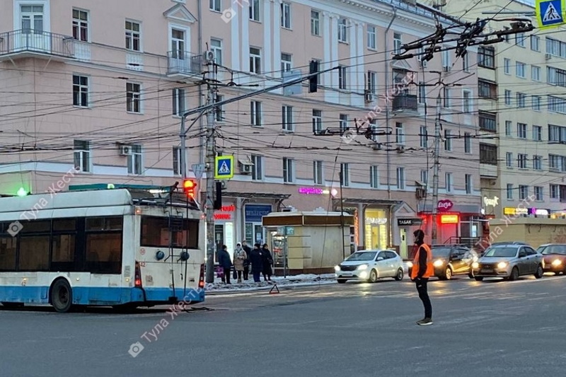 Троллейбус оборвал провода на Красноармейском проспекте в Туле