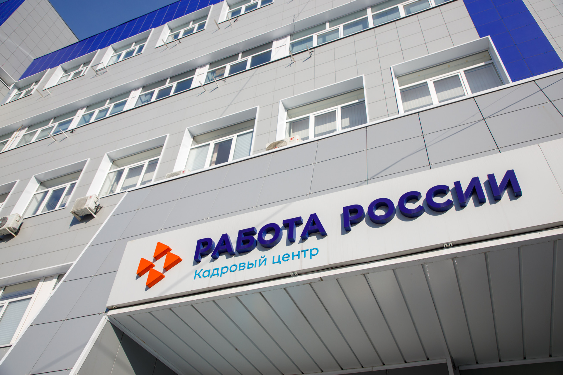 Требуется свыше 30 тысяч человек: каких специалистов не хватает в Тульской области, и где посмотреть вакансии 