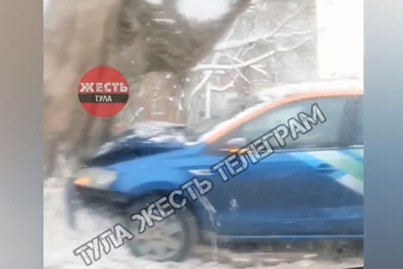 Водитель каршеринга влетел в дерево на улице Калинина в Туле