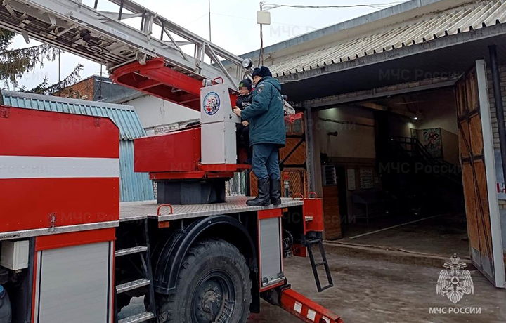 Алексинские спасатели исполнили мечту 10-летнего Саши в рамках акции "Елка желаний"