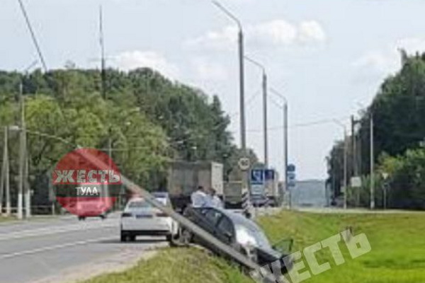 Водитель легковушки не справился с управлением и снес опору в Северной Мызе